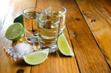 Tuzlu ve limonlu Meksika tekilası.