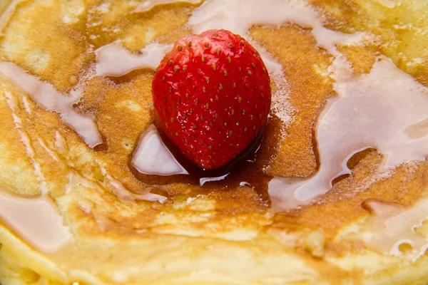 Traditioneller Pfannkuchen Und Erdbeere — Stockfoto