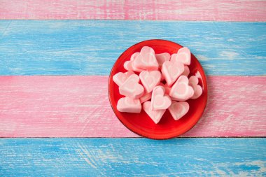 Koyu arkaplanda kırmızı domatesler