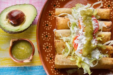 Flauta adında hakiki Meksika usulü kızarmış taco.