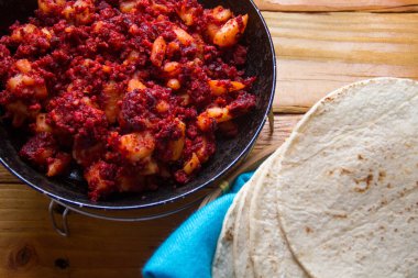 Sucuklu otantik patates.