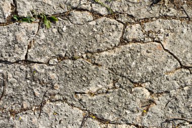 Kırık beton dokuyu kapat.