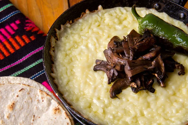 Традиционный Мексиканский Плавленный Сыр Грибами — стоковое фото