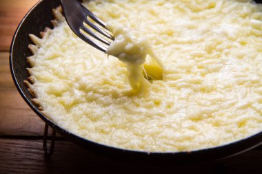 Geleneksel Meksika erimiş peyniri.