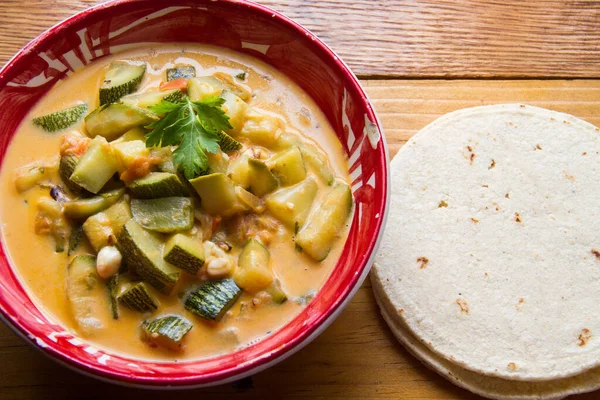 Tradiční Mexické Calabacitas Dřevěném Pozadí — Stock fotografie