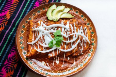 Geleneksel Meksika kırmızı enchiladas