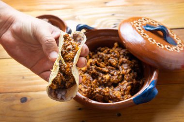 Pasilla biber soslu geleneksel yumurta.