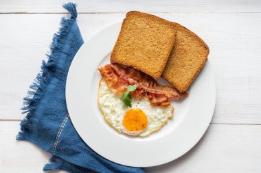 Domuz pastırmalı sahanda yumurta