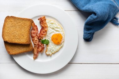 Domuz pastırmalı sahanda yumurta