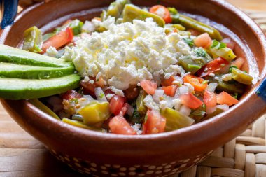 Geleneksel Meksika nopal kaktüs salatası