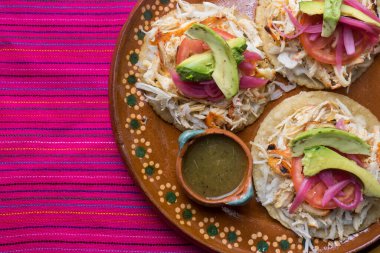 Pembe arka planda geleneksel Meksika salataları