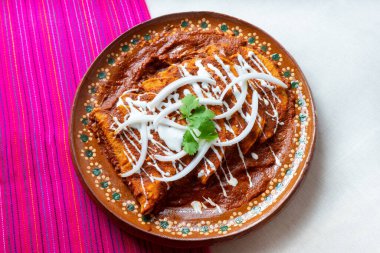 Geleneksel Meksika kırmızı enchiladas