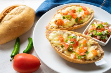 Geleneksel Meksika molletleri ve pico de gallo sosu