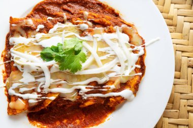 Geleneksel Meksika kırmızı enchiladas