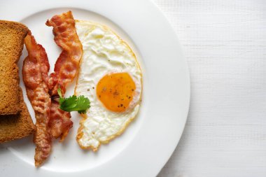 Domuz pastırmalı sahanda yumurta