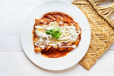 Geleneksel Meksika kırmızı enchiladas