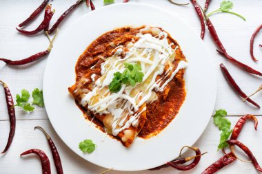 Geleneksel Meksika kırmızı enchiladas