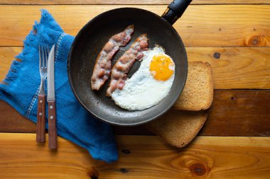 Domuz pastırmalı sahanda yumurta