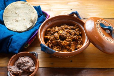 Pasilla biber soslu geleneksel yumurta.