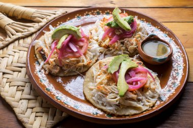 Geleneksel Meksika tuzlu tavuğu.