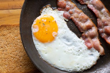 Domuz pastırmalı sahanda yumurta