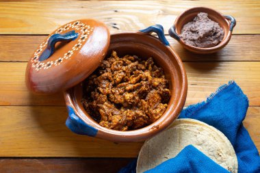 Pasilla biber soslu geleneksel yumurta.