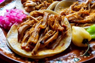 Geleneksel Meksika Cochinita pibil tacoları