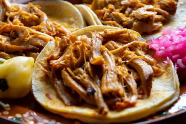 Geleneksel Meksika Cochinita pibil tacoları