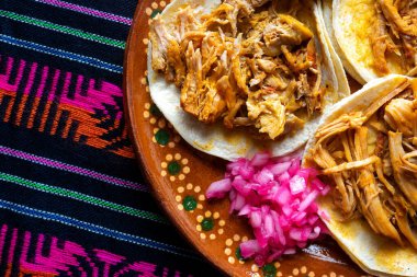 Geleneksel Meksika Cochinita pibil tacoları