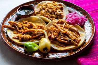Geleneksel Meksika Cochinita pibil tacoları