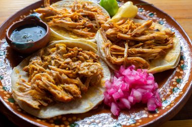 Geleneksel Meksika Cochinita pibil tacoları