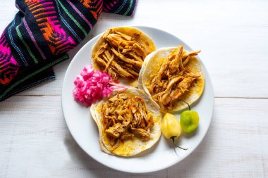 Geleneksel Meksika Cochinita pibil tacoları