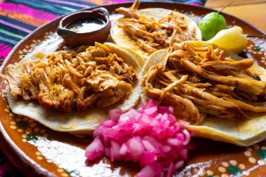 Geleneksel Meksika Cochinita pibil tacoları