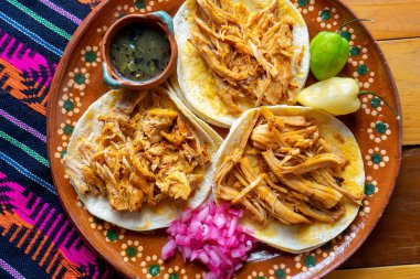 Geleneksel Meksika Cochinita pibil tacoları