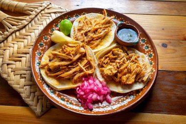 Geleneksel Meksika Cochinita pibil tacoları