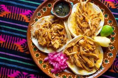 Geleneksel Meksika Cochinita pibil tacoları