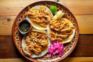 Geleneksel Meksika Cochinita pibil tacoları