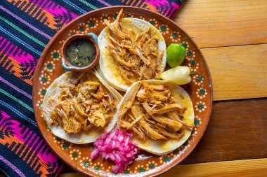 Geleneksel Meksika Cochinita pibil tacoları