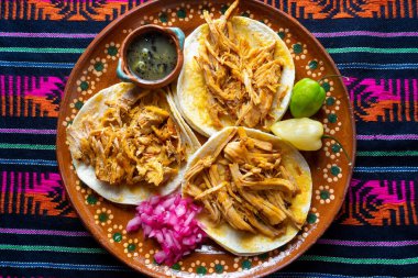 Geleneksel Meksika Cochinita pibil tacoları