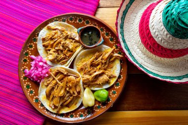 Geleneksel Meksika Cochinita pibil tacoları