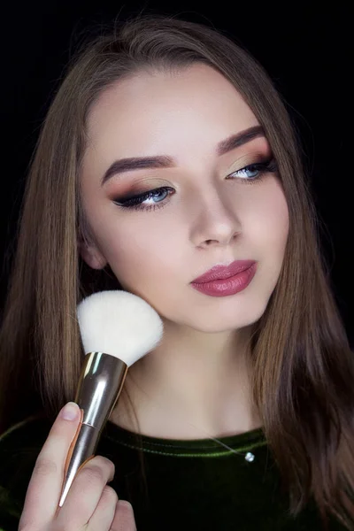 Une Fille Sur Fond Noir Tient Pinceau Maquillage Maquillage Professionnel — Photo