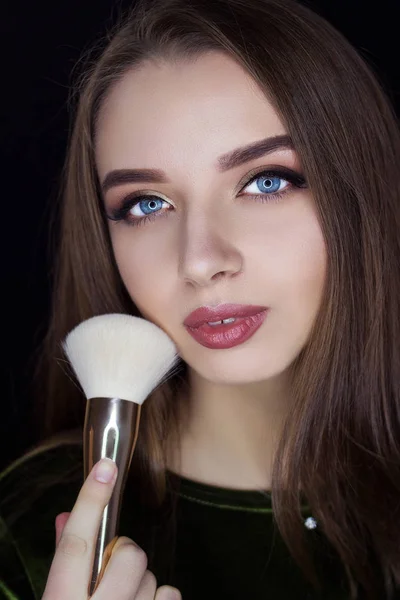 Une Fille Sur Fond Noir Tient Pinceau Maquillage Maquillage Professionnel — Photo