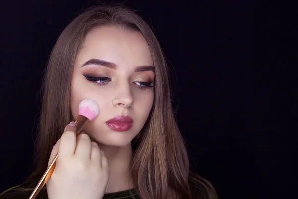 Una Chica Sobre Fondo Negro Sostiene Cepillo Maquillaje Maquillaje Profesional — Foto de Stock