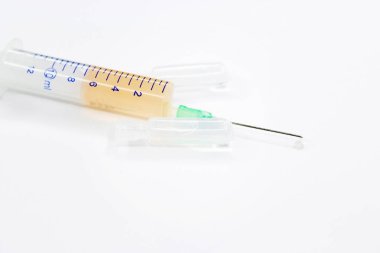 Tıbbi şırınga ile ilaç dolu. Bir uyuşturucu şırıngayla enjeksiyon için. Şırıngayla iğne niyetine bir pislik. Arka plan veya doku. İlaçlar.
