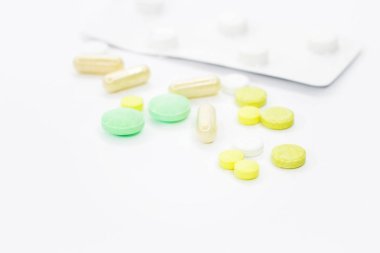 Hap tedavisi için. Hapları duyuru için beyaz bir arka plan üzerinde. Medetsine metni için bir yer. Arka plan veya doku. Internet üzerinde oruç.