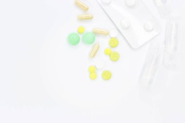 Hap tedavisi için. Hapları duyuru için beyaz bir arka plan üzerinde. Medetsine metni için bir yer. Arka plan veya doku. Internet üzerinde oruç.