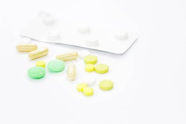 Hap tedavisi için. Hapları duyuru için beyaz bir arka plan üzerinde. Medetsine metni için bir yer. Arka plan veya doku. Internet üzerinde oruç.