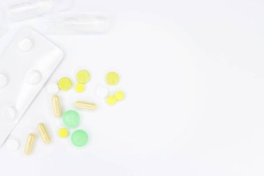 Hap tedavisi için. Hapları duyuru için beyaz bir arka plan üzerinde. Medetsine metni için bir yer. Arka plan veya doku. Internet üzerinde oruç.