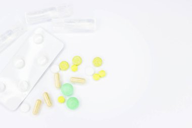 Hap tedavisi için. Hapları duyuru için beyaz bir arka plan üzerinde. Medetsine metni için bir yer. Arka plan veya doku. Internet üzerinde oruç.