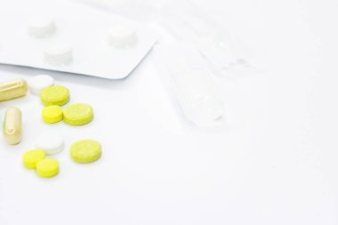 Hap tedavisi için. Hapları duyuru için beyaz bir arka plan üzerinde. Medetsine metni için bir yer. Arka plan veya doku. Internet üzerinde oruç.